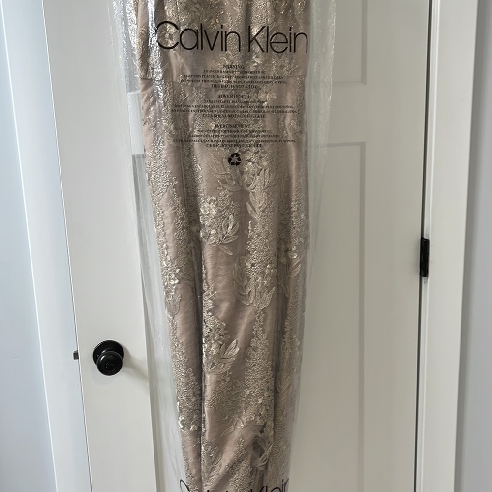 Elegant dress - Picture 3 of 3